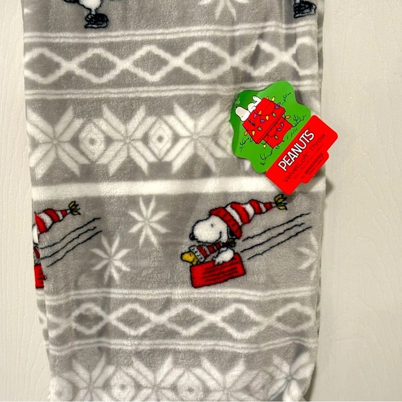 PEANUTS Snoopy Woodstock VelvetLoft Throw 50"x70” Sledding Ice Skating NEW - Picture 7 of 9
